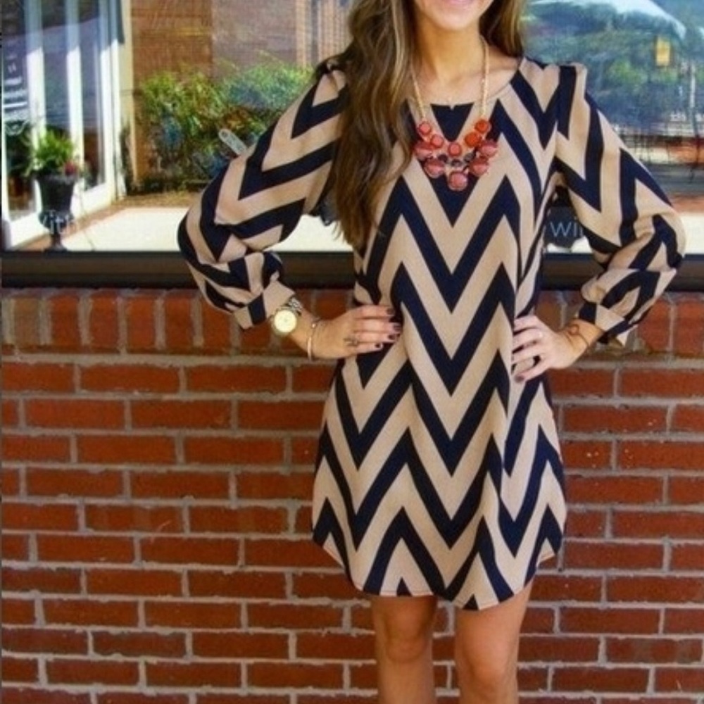 🤩 Beautiful Long Sleeve Wave Pattern Dress 🤩